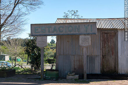 Estación Yí de ferrocarriles. Cartel de la estación - Departamento de Durazno - URUGUAY. Foto No. 76145