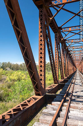 Puente ferroviario de hierro reticulado sobre el río Yí (2021) - Departamento de Durazno - URUGUAY. Foto No. 76109