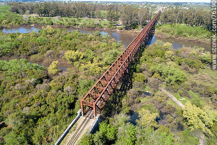 Vista aérea del puente ferroviario que cruza el río Yí desde Santa Bernardina a Durazno capital - Departamento de Durazno - URUGUAY. Foto No. 76190