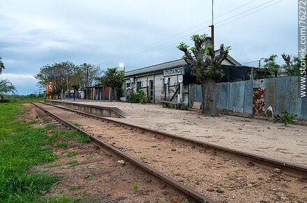 Estación Ituzaingó de ferrocarril. Andén y vías de la estación - Departamento de San José - URUGUAY. Foto No. 76272