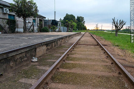 Estación Ituzaingó de ferrocarril. Andén y vías de la estación - Departamento de San José - URUGUAY. Foto No. 76271