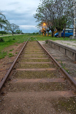 Estación Ituzaingó de ferrocarril. Andén y vías de la estación - Departamento de San José - URUGUAY. Foto No. 76270
