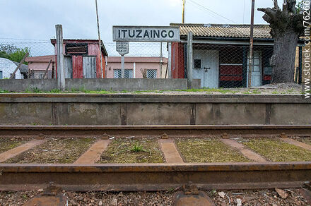 Estación Ituzaingó de ferrocarril. Andén y vías de la estación. Cartel de la estación - Departamento de San José - URUGUAY. Foto No. 76266