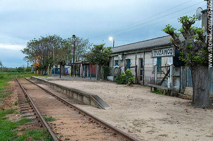 Estación Ituzaingó de ferrocarril. Andén y vías de la estación - Departamento de San José - URUGUAY. Foto No. 76260