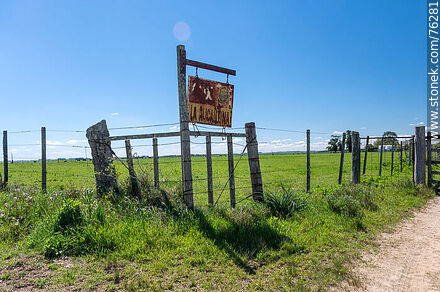Entrance to the Estancia La Alicantina field - Department of Florida - URUGUAY. Photo #76281