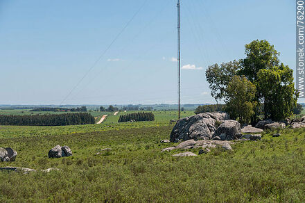 Rock formations in the field - Department of Florida - URUGUAY. Photo #76290