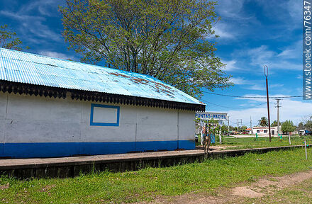 Estación de trenes Puntas de Maciel tapada por paneles blancos y celestes - Departamento de Florida - URUGUAY. Foto No. 76347