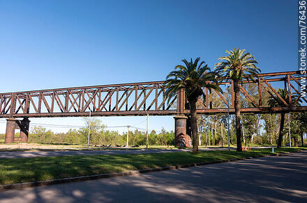 Puente ferroviario sobre la Avenida Churchill y que cruza el río Yí (2021) - Departamento de Durazno - URUGUAY. Foto No. 76436