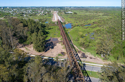 Vista aérea del puente ferroviario reticulado de hierro que cruza el río Yí hacia Durazno - Departamento de Durazno - URUGUAY. Foto No. 76459