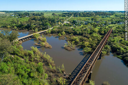 Vista aérea del puente ferroviario y el Puente Viejo reconstruido que cruzan el río Yí hacia Santa Bernardina - Departamento de Durazno - URUGUAY. Foto No. 76458
