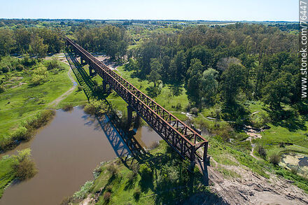 Vista aérea del puente ferroviario reticulado de hierro que cruza el río Yí hacia Santa Bernardina - Departamento de Durazno - URUGUAY. Foto No. 76447