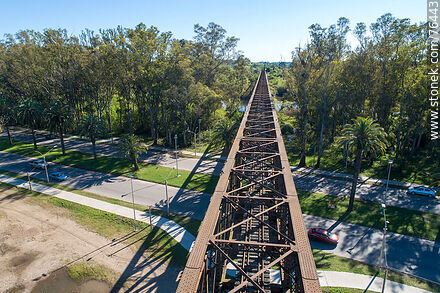 Vista aérea del puente ferroviario reticulado de hierro que cruza el río Yí hacia Santa Bernardina. Avenida Churchill - Departamento de Durazno - URUGUAY. Foto No. 76443