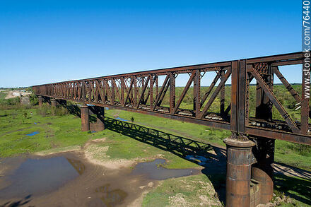 Vista aérea del puente ferroviario reticulado de hierro que cruza el río Yí hacia Durazno - Departamento de Durazno - URUGUAY. Foto No. 76440