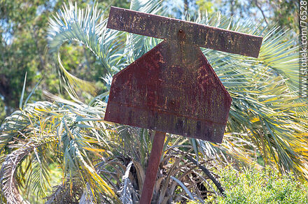 Old stop sign at Colonia Sanchez train station - Department of Florida - URUGUAY. Photo #76528