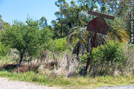 Old stop sign at Colonia Sanchez train station - Department of Florida - URUGUAY. Photo #76527