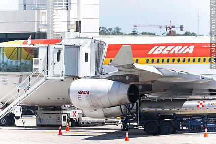 Carga de combustible en el avión de Iberia - Departamento de Canelones - URUGUAY. Foto No. 76574