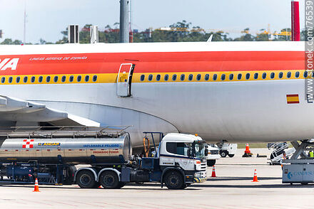 Carga de combustible en el avión de Iberia - Departamento de Canelones - URUGUAY. Foto No. 76539