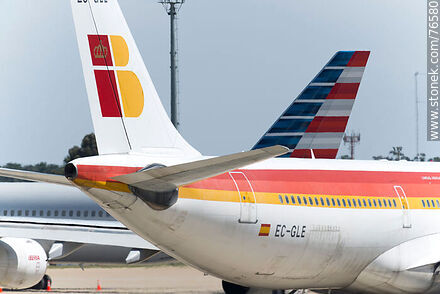 Colas de los aviones de Iberia y American Airlines - Departamento de Canelones - URUGUAY. Foto No. 76580