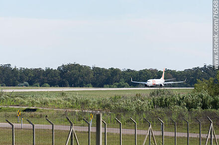 Avión de GOL por decolar - Departamento de Canelones - URUGUAY. Foto No. 76568