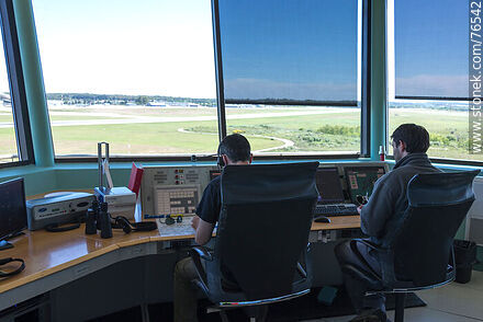 Controladores aéreos en la torre - Departamento de Canelones - URUGUAY. Foto No. 76542