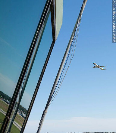 Avión Embraer 190 de Austral decolando y el vidrio de la torre de control - Departamento de Canelones - URUGUAY. Foto No. 76552