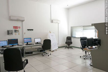 Sala de simuladores en la torre de control - Departamento de Canelones - URUGUAY. Foto No. 76556