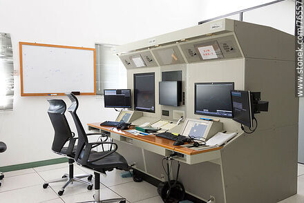 Sala de simuladores en la torre de control - Departamento de Canelones - URUGUAY. Foto No. 76557