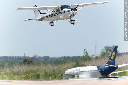Avioneta matrícula CX-CAJ aterrizando - Departamento de Canelones - URUGUAY. Foto No. 76585