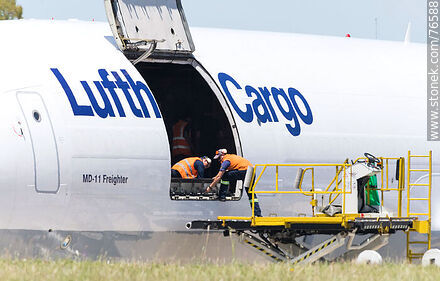 Descarga del avión MD-11 Freighter de Lufthansa cargo - Departamento de Canelones - URUGUAY. Foto No. 76588