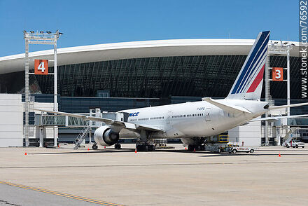 Avión de Air France en la terminal 4 - Departamento de Canelones - URUGUAY. Foto No. 76592