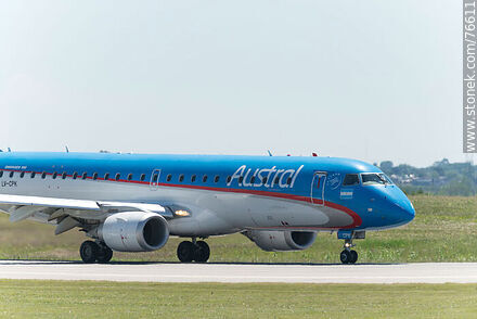Avión Embraer 190 de Austral llegando a la terminal - Departamento de Canelones - URUGUAY. Foto No. 76611