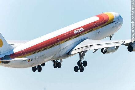 Avión Airbus A340 de Iberia decolando - Departamento de Canelones - URUGUAY. Foto No. 76646