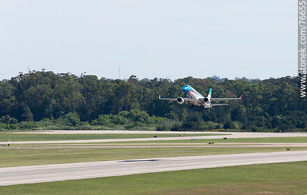 Avión Embraer 190 de Austral decolando - Departamento de Canelones - URUGUAY. Foto No. 76655