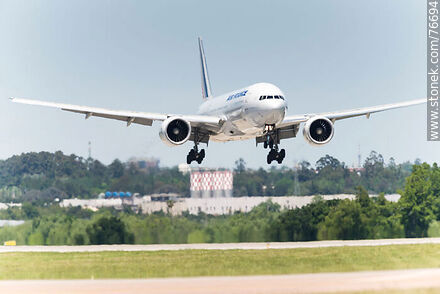 Boeing 777 de Air France aterrizando - Departamento de Canelones - URUGUAY. Foto No. 76694