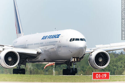 Boeing 777 de Air France aterrizando en la pista 01-19 - Departamento de Canelones - URUGUAY. Foto No. 76698
