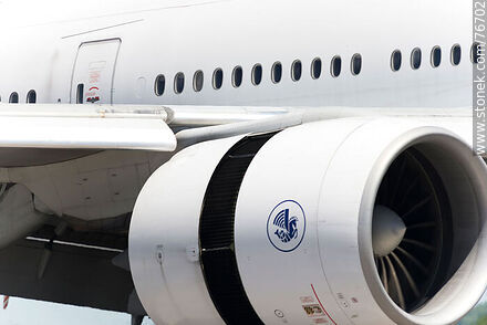 Antiguo logo de Air France en una de las turbinas de un Boeing 777 - Departamento de Canelones - URUGUAY. Foto No. 76702