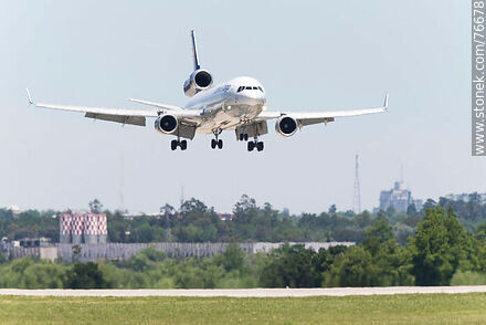 Avión MD-11 Freighter de Lufthansa Cargo aterrizando - Departamento de Canelones - URUGUAY. Foto No. 76678