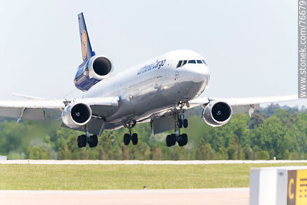 Avión MD-11 Freighter de Lufthansa Cargo aterrizando - Departamento de Canelones - URUGUAY. Foto No. 76679