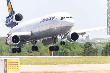 Avión MD-11 Freighter de Lufthansa Cargo aterrizando - Departamento de Canelones - URUGUAY. Foto No. 76681