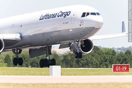 Avión MD-11 Freighter de Lufthansa Cargo aterrizando en la pista 01-19 - Departamento de Canelones - URUGUAY. Foto No. 76683