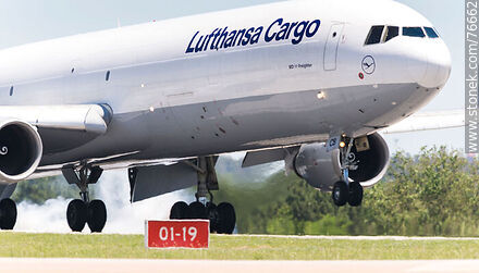 Avión MD-11 Freighter de Lufthansa Cargo aterrizando en la pista 01-19. Humo proveniente de la fricción de las ruedas contra el piso - Departamento de Canelones - URUGUAY. Foto No. 76662
