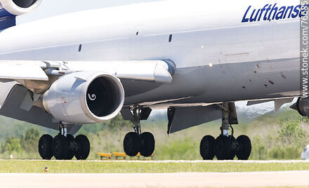 Avión MD-11 Freighter de Lufthansa Cargo aterrizando - Departamento de Canelones - URUGUAY. Foto No. 76685