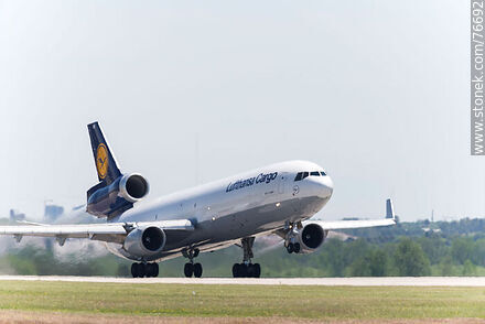 Avión de carga MD-11 Freighter de Lufthansa decolando - Departamento de Canelones - URUGUAY. Foto No. 76692