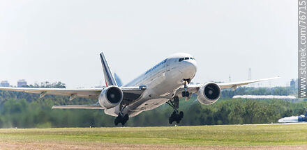 Avión Boeing 777 de Air France decolando - Departamento de Canelones - URUGUAY. Foto No. 76715