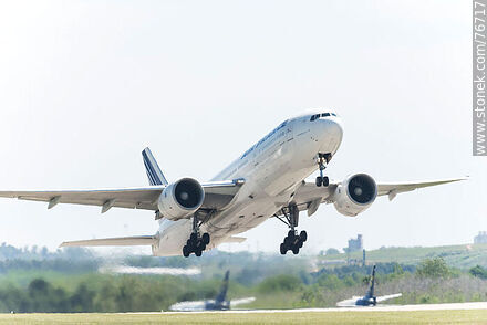 Avión Boeing 777 de Air France decolando - Departamento de Canelones - URUGUAY. Foto No. 76717