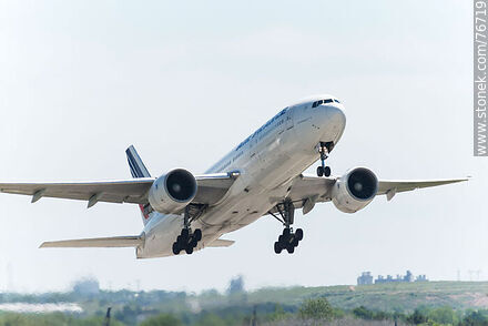 Avión Boeing 777 de Air France decolando - Departamento de Canelones - URUGUAY. Foto No. 76719