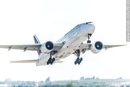 Avión Boeing 777 de Air France decolando - Departamento de Canelones - URUGUAY. Foto No. 76720