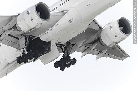 Avión Boeing 777 de Air France decolando y guardando el tren de aterrizaje - Departamento de Canelones - URUGUAY. Foto No. 76725