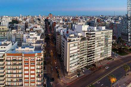 Vista aérea de la calle Juan María Pérez al amanecer - Departamento de Montevideo - URUGUAY. Foto No. 76737