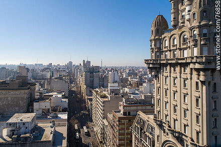 Vista aérea de un sector del Palacio Salvo - Departamento de Montevideo - URUGUAY. Foto No. 76858